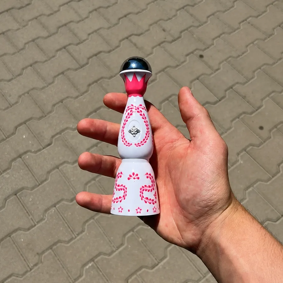 HUMO AZUL 24K Pink Edition: vaporizador con forma de botella, de color blanco y rosa, utilizado al aire libre
